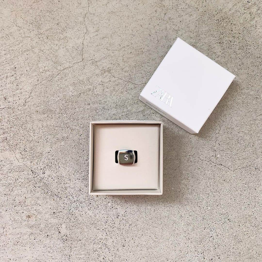 sayasu__のインスタグラム：「・ 2020.2.11 ・ @zara  のイニシャルリング♡ ペンダントはゴールドにしたから リングはなんとなくシルバーにしてみた😂 ・ ・ #ザラ#イニシャルリング#アクセサリー#accessory #outfit#ootd#code#fashion#ファッション ・」
