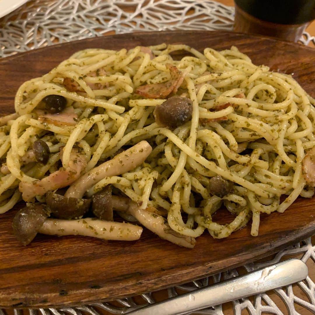 玉城ちはるのインスタグラム：「【 今夜は生パスタ　】  白味噌クリームが劇的においしかった❤️  https://japastalia.thebase.in/  やっぱり生パスタって、 モッチモチなんですよね！  昨日クイズに正解した方にも同じ 紫蘇ベーゼと粗越しとうもろこしの白味噌クリーム おくるね❤️  #ジャパスタリア」