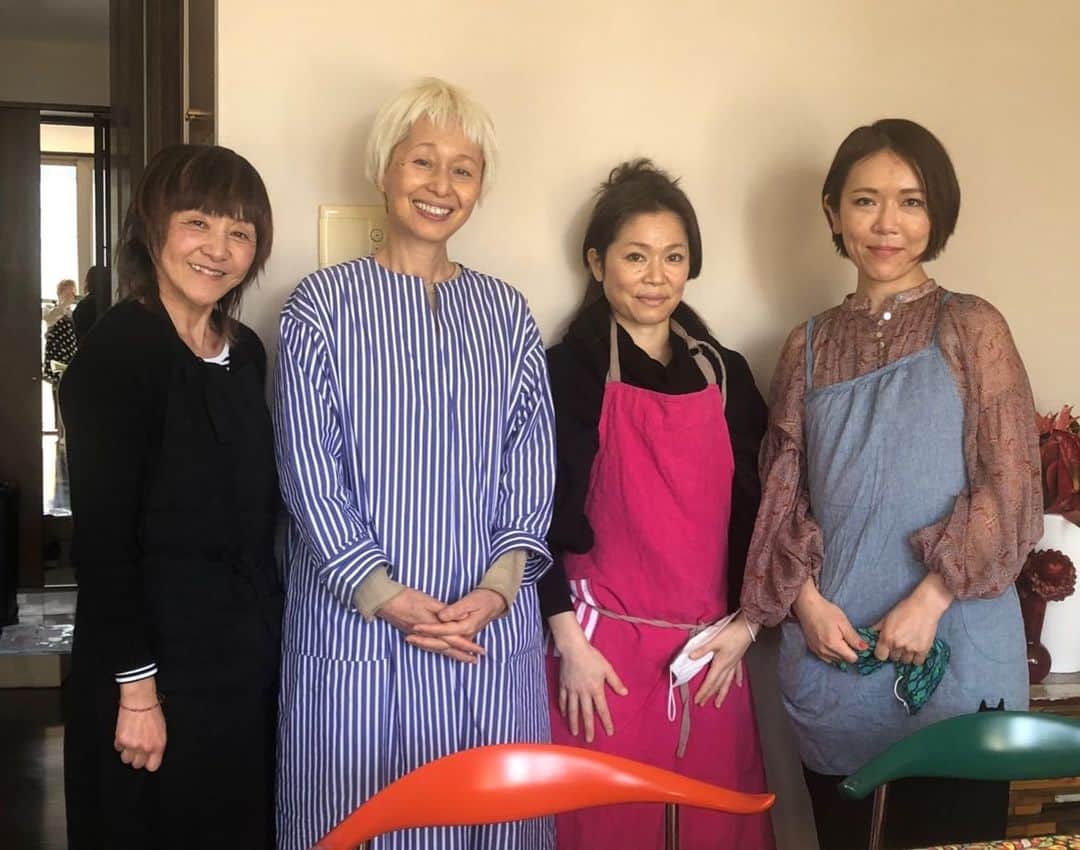 のインスタグラム：「野菜と会話する😳早苗さんのお料理教室🤩 野菜から聞く能力開発 とは？ 野菜は縦に成長するから横に切らずに縦に頂く。 そうする事で身体に軸が出来るそうです。 シンプルな調理方法 目から鱗💥  @sanana966  #能力開発 #野菜と会話  #野菜は縦に切る  #身体に軸  #宇宙サロン」