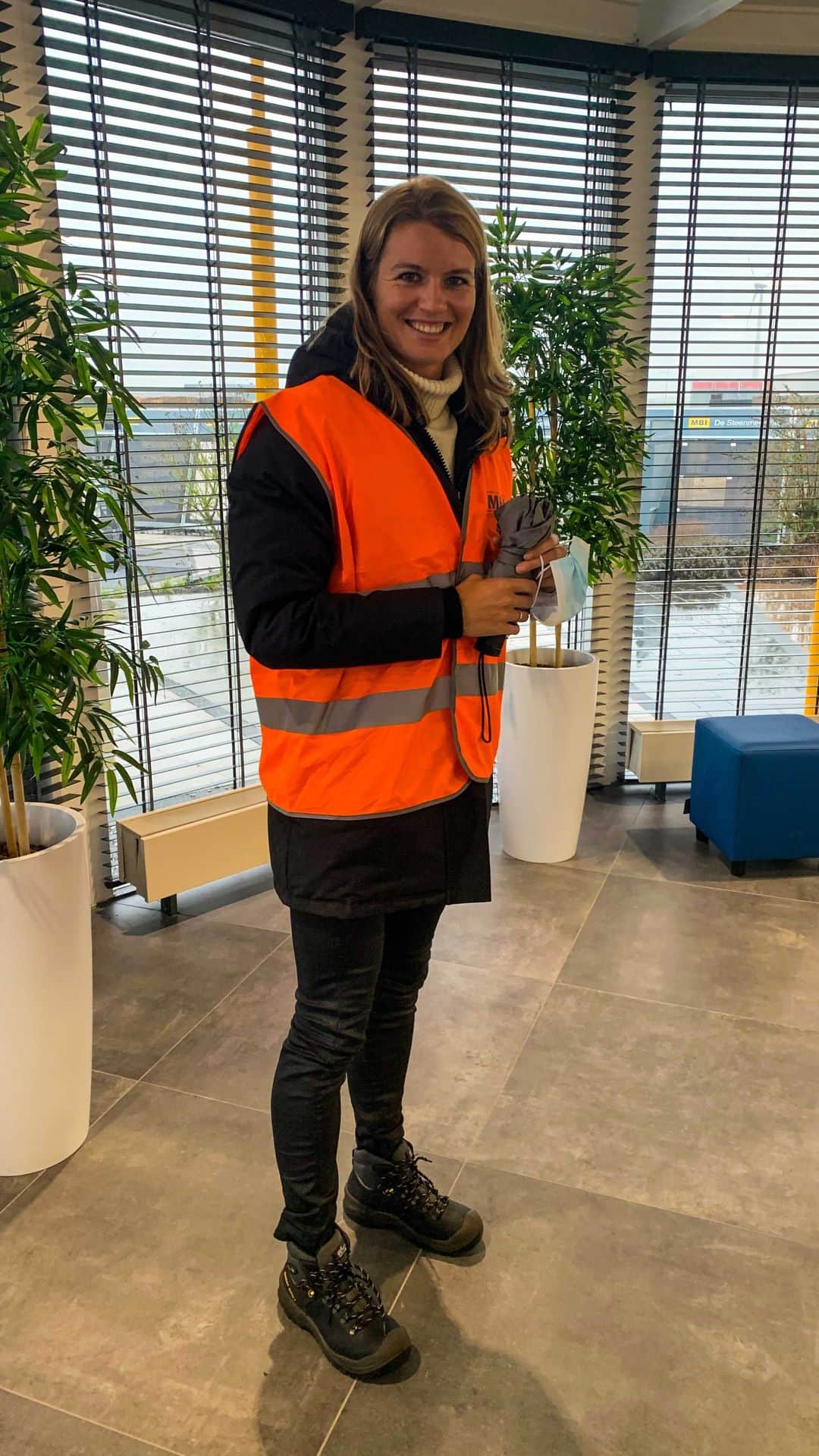 のインスタグラム：「We made the deal concrete! 🪨😄 Happy to announce that MBI will support me on my road to Tokyo! Passion for what we do, ambition, high quality standards and a down to earth mentality is what we share. Different areas, same values! 💪🏻🚀 #partnership #factorytour @mbidesteenmeesters」