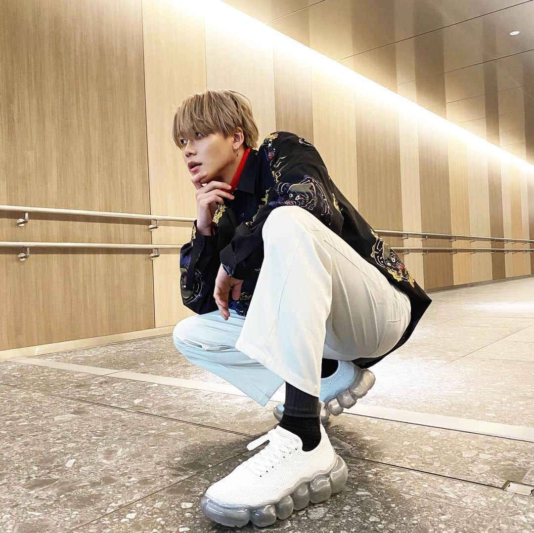 YUKIのインスタグラム：「久々ヤンキースタイル  👔 @casperjohnaiver_official  パンチがあって下品さが一切ないシャツ  👖 @beep_ss  ゆったりシルエット、真っ白じゃない使いやすいパンツ  👟　@grounds.official  スポーティーでありながらモードからカジュアル全部似合うシューズ」