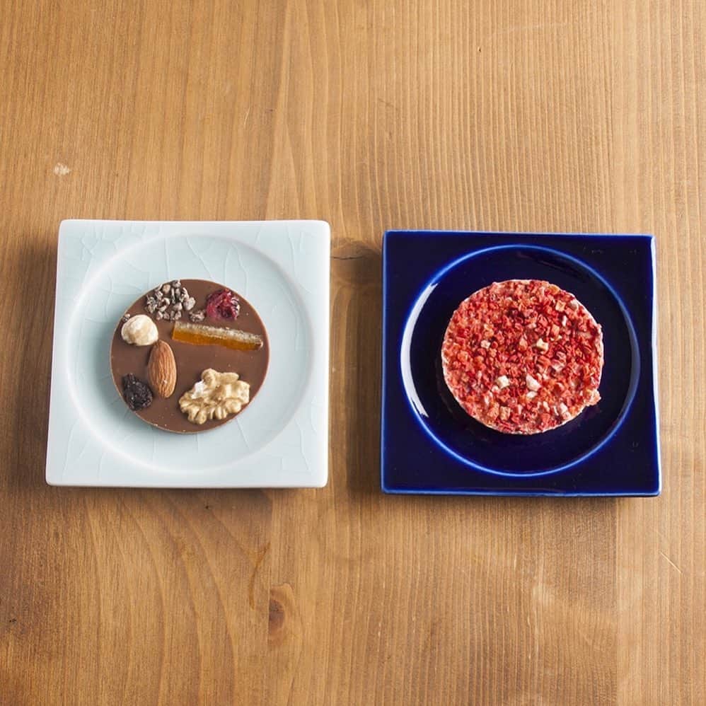 ENGIYA｜縁器屋さんのインスタグラム写真 - (ENGIYA｜縁器屋Instagram)「【チョコレートと和のうつわ🍫】バレンタインデーにもオススメの豆皿のご紹介です！  大堀相馬焼 陶芸家 近藤賢さんの美しい瑠璃色の釉薬の器がチョコレートを引き立てます。  今年はおうちバレンタインを特別に見せる、豆皿やマグカップなど和の器はいかがでしょうか？ スイーツと和食器の組み合わせをお楽しみください。  ▶︎オンラインストアはプロフィール( @engiya_japan )からぜひどうぞ！  ⚫︎チョコレートはベルアメール(@belamer_official )さんのパレショコラ トラディションを使用させて頂きました。 ベルアメールさんは、厳選されたカカオから作られた本格的ショコラを最高級の状態でお届けする日本のチョコレートブランド。バレンタインデーに器と合わせてぜひオススメです！  #大堀相馬焼#近藤賢#豆皿#陶芸家 #和の器#和食器#バレンタインデー #器#豆皿コレクション#伝統工芸品　 #豆皿コレクション#うつわ好き  #おうち時間#おうちカフェ#焼き物 #チョコレート#チョコ#作家もの 　　　　 #心地よい暮らし#器を楽しむ暮らし　 #器好きな人と繋がりたい#器好き　 #おうちバレンタイン#chocolate  #ベルアメール#パレショコラ　 #pottery#valentine#valentineday #伝統工芸品をもっと身近に#縁器屋」2月11日 22時09分 - engiya_japan