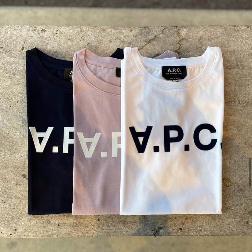 アーペーセーのインスタグラム：「A.P.C. S/S 2021⠀ ⠀ The VPC T-shirt available in pale pink, black and dark navy blue. ⠀ Available in stores and at apc.fr⠀ ⠀ Regram : @jeansfactory_tosadoro ⠀ ⠀ #APC #APCSS21 #VPCtshirt #MyAPC」