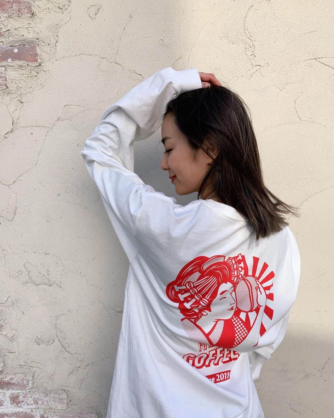 信太美月さんのインスタグラム写真 - (信太美月Instagram)「Which do you like better, white or black? 明日からLATTEST店頭と @oneandonly_works オンラインストアでなおちゃんとコラボシャツの販売がスタートします！明日からの展示は、2月ということでバレンタインにちなんで“愛”がテーマになっています！めちゃくちゃ可愛いのでぜひ見に来てほしいです💘 . 2.12(FRI)-2.25(THU)10:00-18:00 NAO YOSHIHARA EXHIBITION ＂愛燦燦＂(あいさんさん)展 📍LATTEST ( @lattest28 )  NAO YOSHIHARA Instagram / @nao_yoshihara 「浮世絵 × 現代カルチャー」のイラストレーター」2月11日 22時15分 - shidamizuki