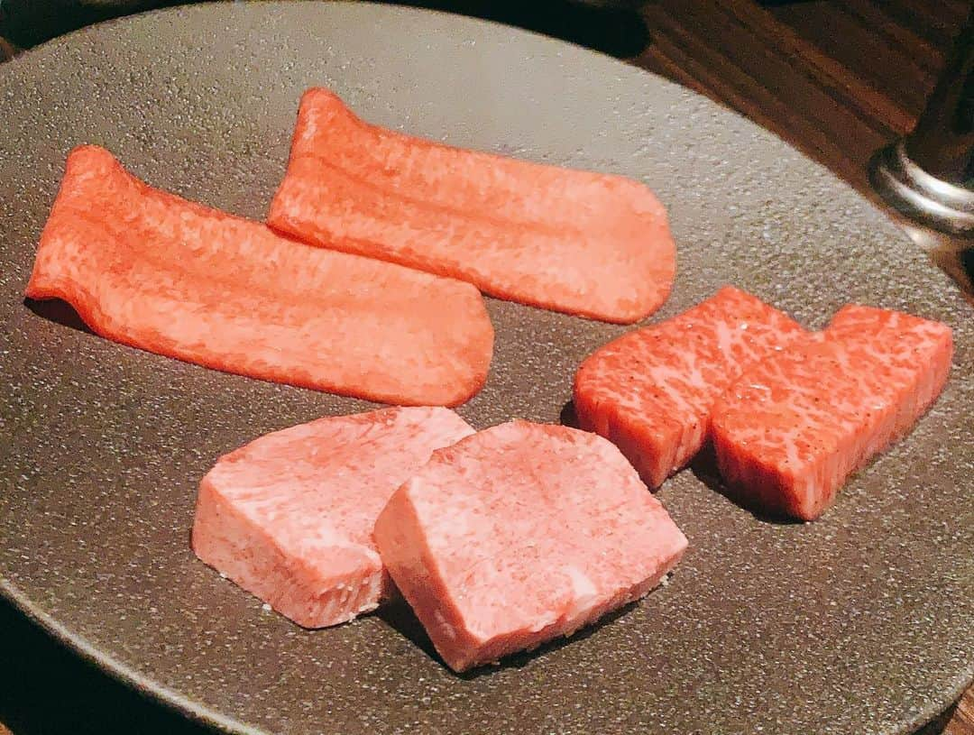 羽生アリサさんのインスタグラム写真 - (羽生アリサInstagram)「この間ひびたんと、とっても美味しい焼肉屋さんに行ってきたよ🥰❤️ 美しくて美味しいお肉を沢山頂いたよ🥲❤️ お写真以外にも沢山素敵なメニューがあってお腹いっぱい幸せいっぱいになりました🥰❤️ また行きたいな🥰❤️❤️ #先日の羽生さん #ひびたんと一緒 #はじめての #うしごろ #うしごろ銀座並木通り店 #ushigoro #ushigorobambina  #ushigorosginza  #ushigorokan  #焼肉 #😊❤️」2月11日 22時16分 - arisa_hanyu