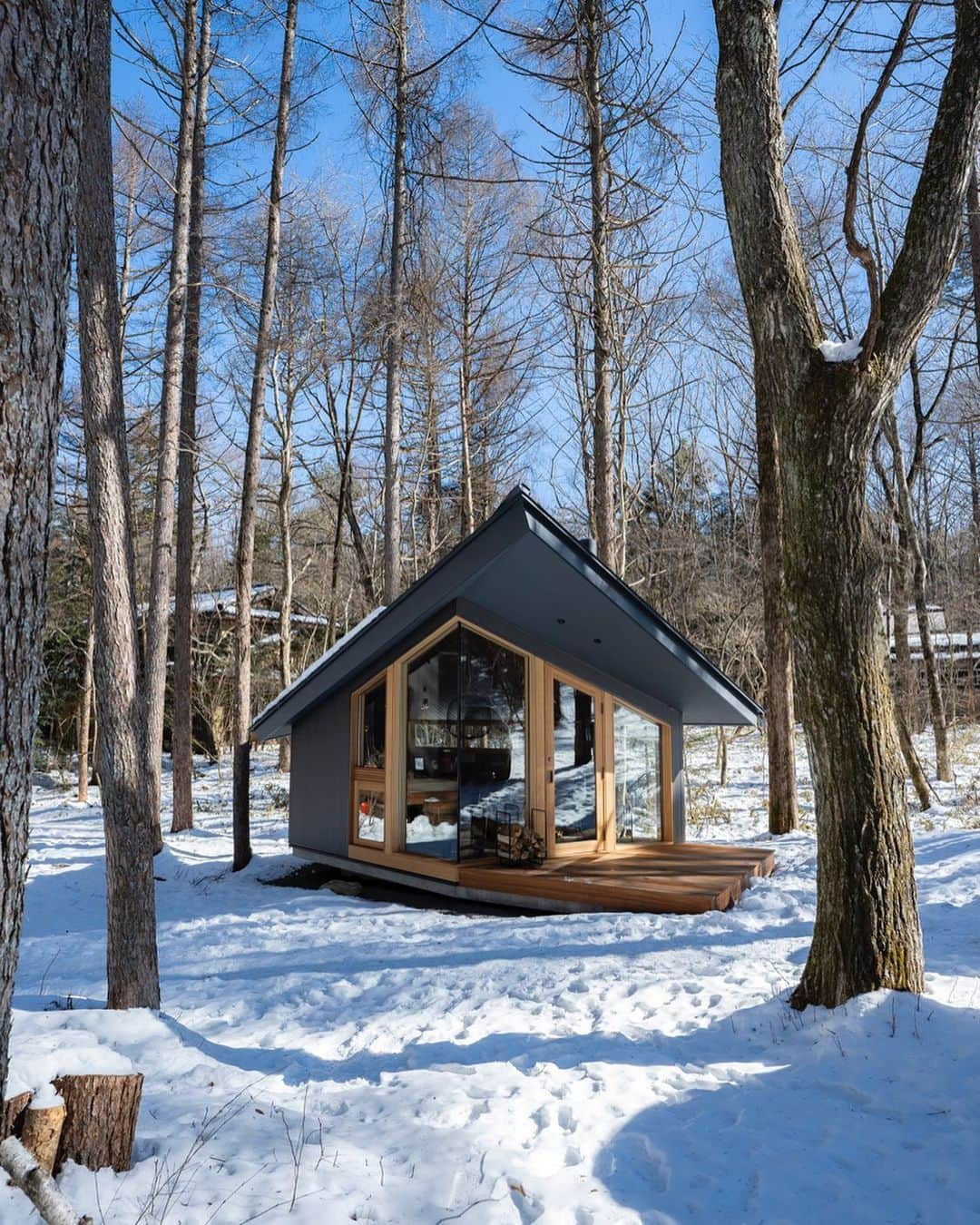 川上俊のインスタグラム：「artless karuizawa (satellite office 軽井沢) - small office in the forest / architecture & design by @shunkawakami and shinkenchiku, karuizawa, photography by @yukwkmi / www.artless.co.jp  #shunkawakami #tinyhouse  #ᴀʀᴄʜɪᴛᴇᴄᴛᴜʀᴇᴘʜᴏᴛᴏɢʀᴀᴘʜʏ」