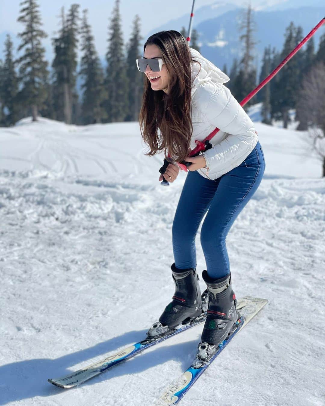 ハンシカ・モトワニのインスタグラム：「Expectations Vs reality !! • • • Behind the scenes cannot get more candid than this 😒😋 #skiing #kashmir #ski」