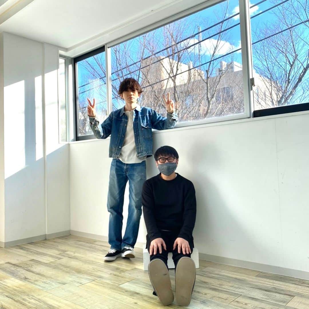鹿野淳のインスタグラム：「16日に発売する新しいMUSICAで、一昨年の11月振り、インタヴューとなると19か月振りにBUMP OF CHICKENの藤原基央と取材をしました。 フジにおめでとうと誌上で申し上げるのに随分時間がかかったけど、バンドの25周年おめでとうと同時に言えたのはなんかよかったです。 色々とお話をしました。楽しみにしてください。」