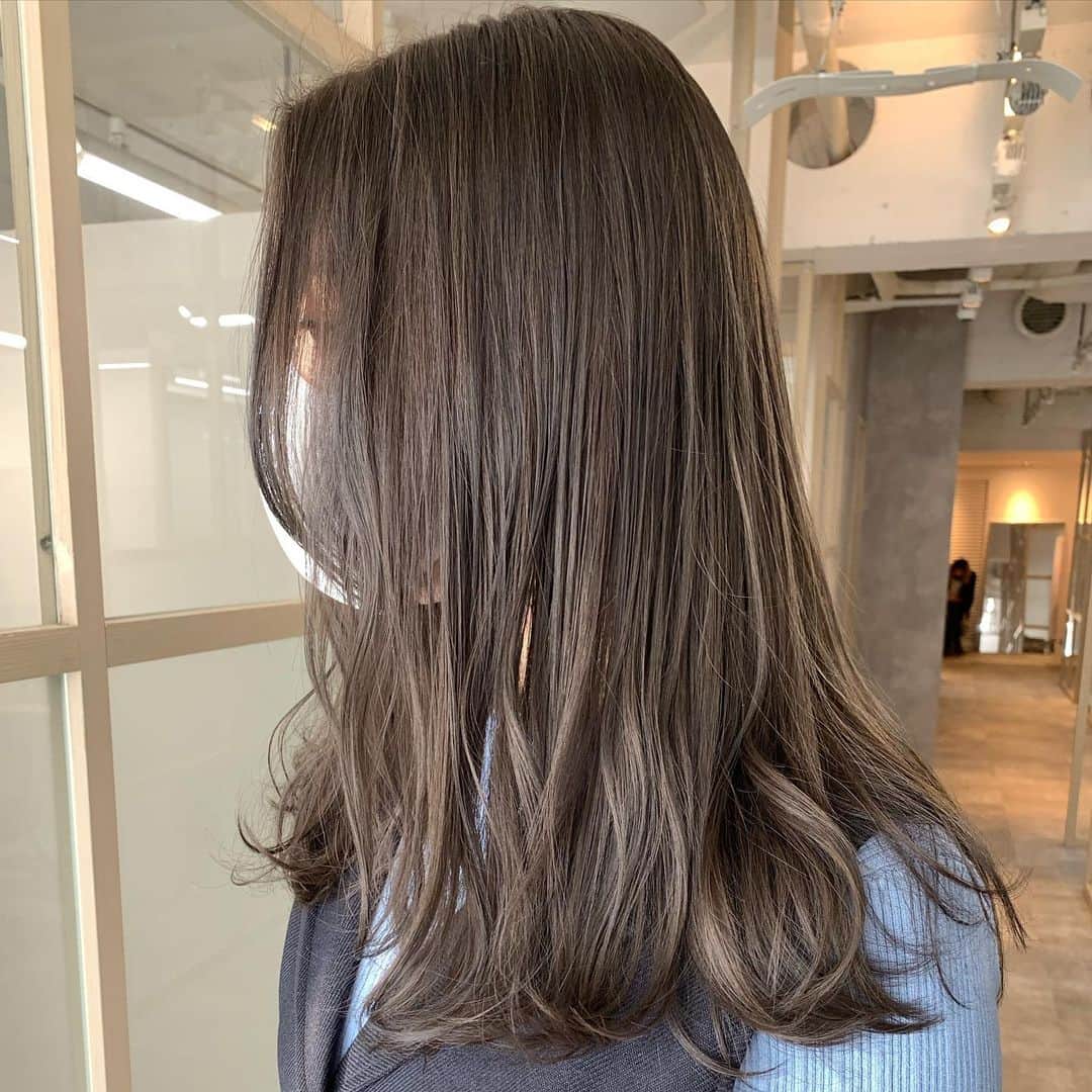 のインスタグラム：「透けるグレージュ🪐 プレミアムケアカラーでツヤツヤ💕」