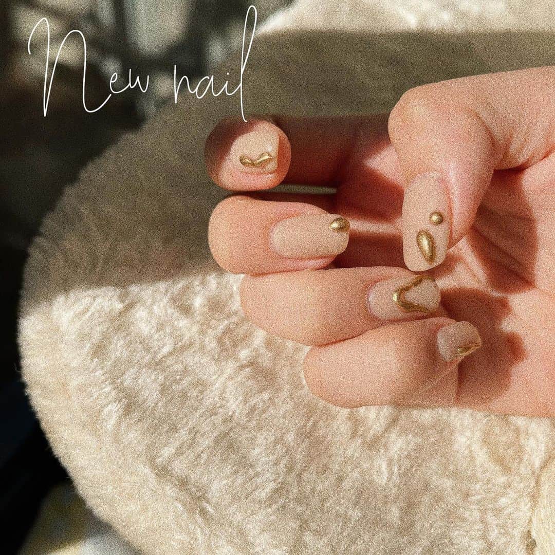MAOIWATAのインスタグラム：「new nail今回も悶絶級🥺💓﻿ ﻿ 右手は、﻿ 肌馴染みの良いベージュマットに﻿ ゴールドのニュアンスのポイント💍﻿ これが本当に実物見ると可愛すぎて可愛すぎて💓﻿ ﻿ 左手は、﻿ クリアに小さめのシルバーのストーンで﻿ ポイントにしたけどこれまためちゃくちゃかわいい。﻿ いびつなストーンが更にかわいっ、、、﻿ 透明好き女なのでたまらんっ🥺❤︎﻿ ﻿ 一時期透明はまりすぎてクリアなネイルを毎度﻿ みかさんにお願いしてた自己満の私😂💓笑﻿ (写真じゃ、全然見えないやつね)﻿ またそのブームきそう🤤🥺👏﻿ ﻿ 今回は派手すぎず、大人な爪でお気に入り〜！﻿ 毎回いろんなデザインから最強のかわいいネイルを﻿ 作ってくれるみかさんだいすき〜❤︎﻿ ﻿ ﻿ ﻿💅　@conrat_mika  ﻿ ﻿ #ジェルネイル #ネイル #ネイルデザイン #ニュアンスネイル #ニュアンスネイルデザイン #クリアネイル #ベージュネイル #大人ネイル #ヌーディーネイル」