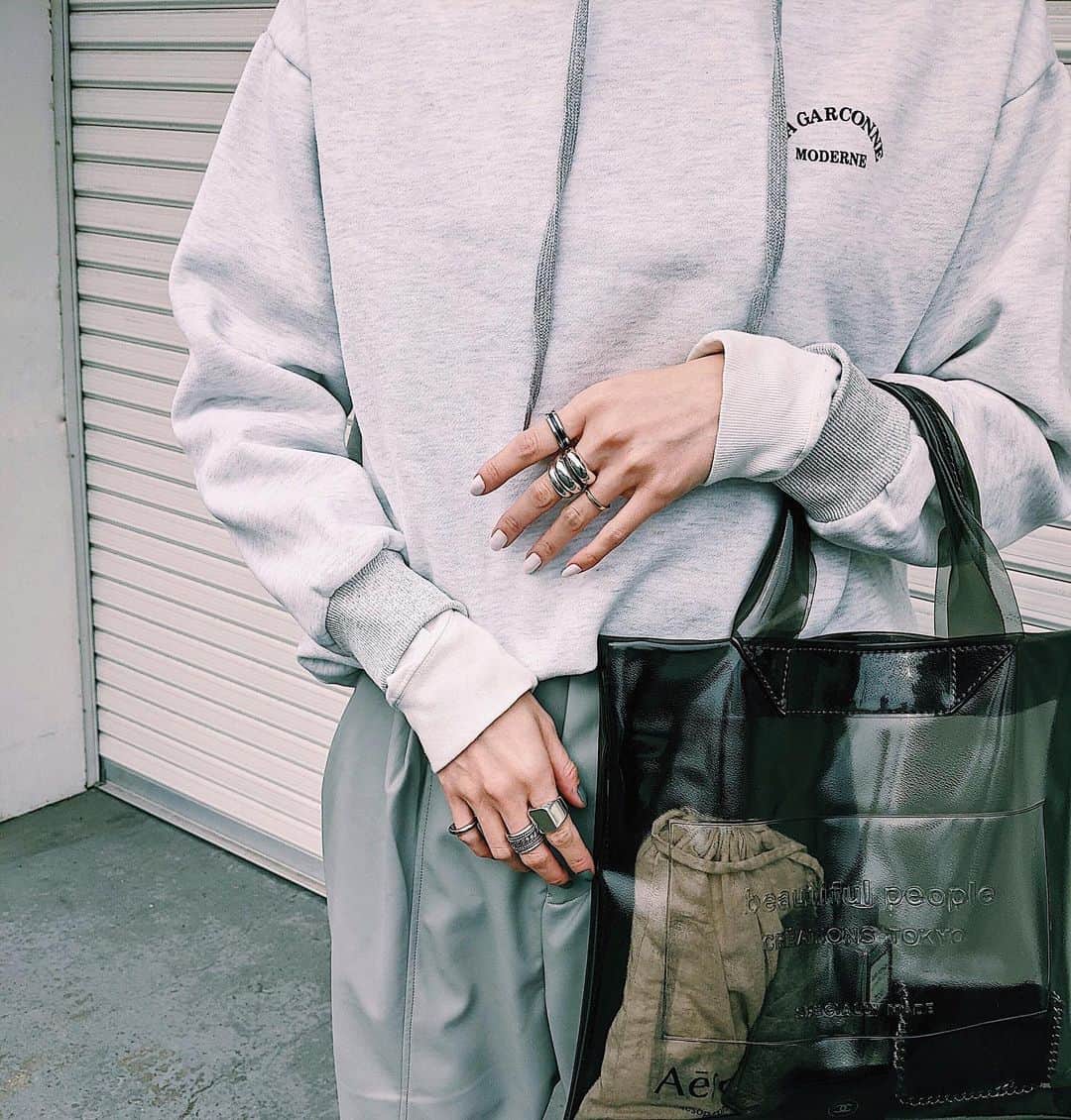 maai0528のインスタグラム：「〻👩🏻‍🦳💎🔗⛓ silver‥💍 リングが可愛すぎて ムダに手見ちゃう。 ． 中指のぷっくりとした2連リング インパクト大でたまんない。 ↑ @reeplush  ． ．  #fashion  #beautifulpeople  #reeplush  #teampixel #baroque_pixel #pixelで撮影」