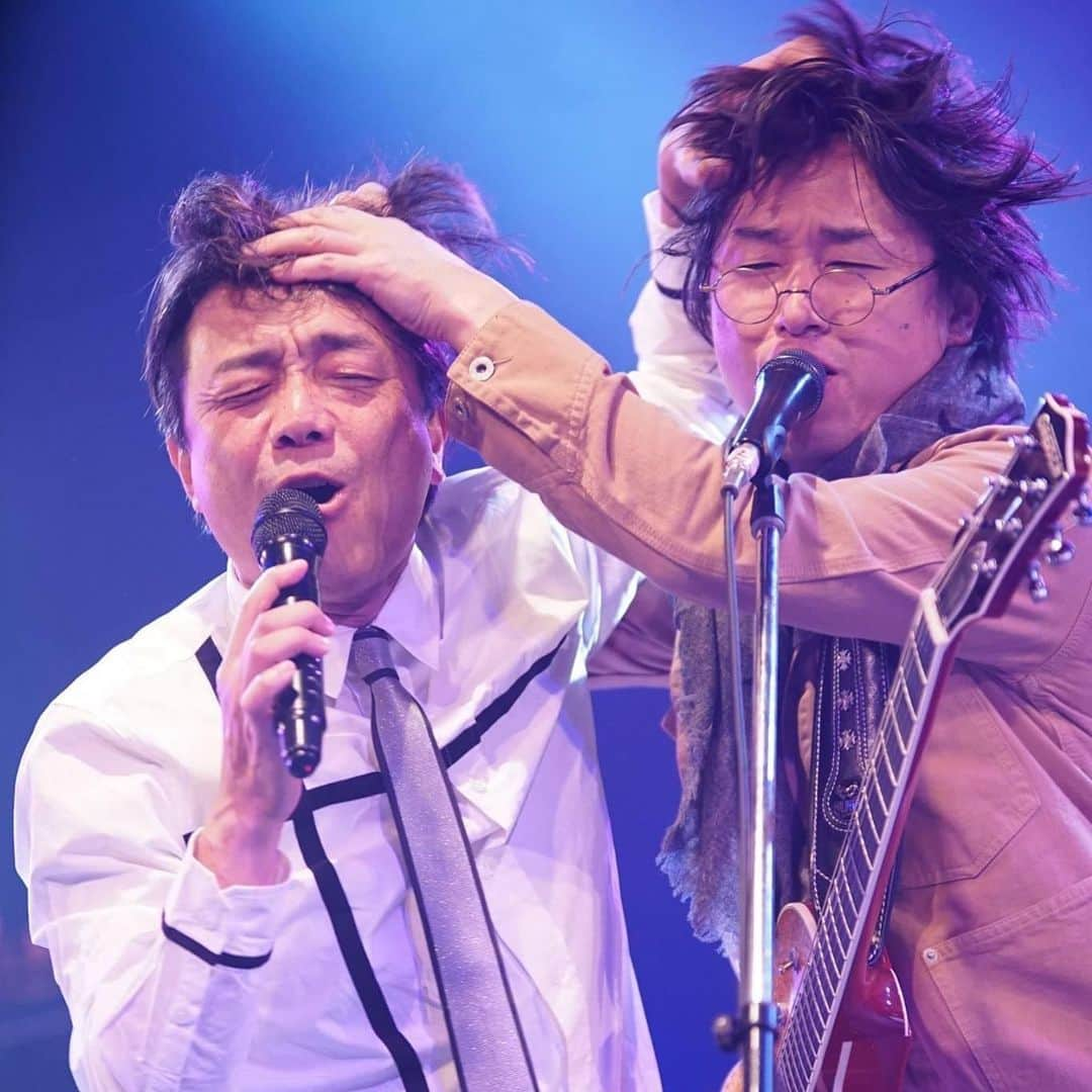 長江健次のインスタグラム：「※何年か前の僕と久保田君www  「長江健次バンド LIVE in 横浜パラダイスカフェ」  2021年3月25日(木) Open 18:30　Start 19:30　2ステージ　途中休憩あり  ご来店MC : 5,000円 (税込・飲食代別・指定席) https://tiget.net/events/120812  ツイキャス生配信チケット : 3,000円 (税込) https://twitcasting.tv/c:paradisecafebsmcyk/shopcart/53951 ※1週間、何度でも視聴可能です！  出演者 長江健次バンド  横浜パラダイスカフェ㊗️20年 御祝いだ❗️平日だ❗️人数限定❗️フルメンバーだ❗️」