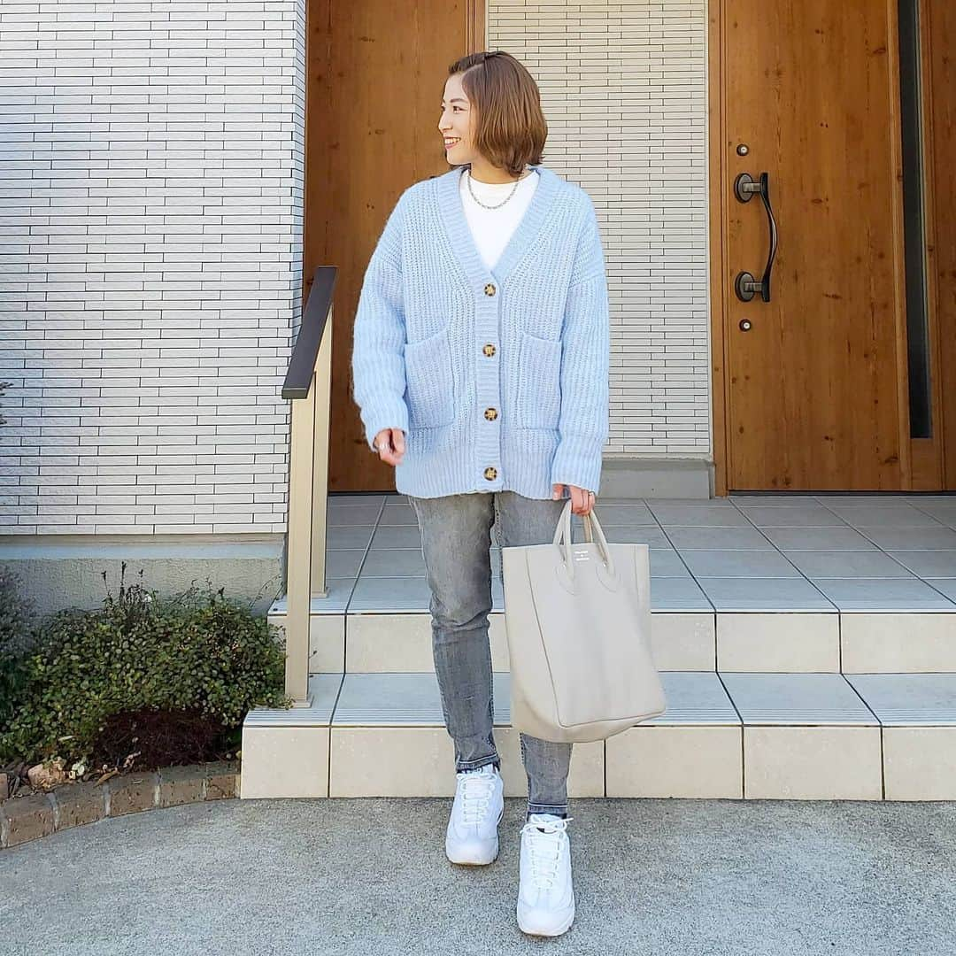 aicoco0202のインスタグラム：「. . . . . . ★#outfit ★ . . . . みんな買ってるこのZARAのニットカーデ👚✨ . ざっくり編みのほわほわニット生地に パステルカラーが可愛すぎる😍😍😍！ . . 今さらながら他の色も買っておけばよかったな〜 . . . インナーはUNIQLOメンズの #ヒートテックコットンクルーネックT 。 . 首のつまり具合がいい感じで レイヤードコーデにすごく使いやすいし、 しっかりした生地であったかいから 最近インナーはこればっか着ちゃう😆❤ . . . . Knit Cardigan・Denim… @zara #ZARAコーデ#ザラ Tops… @uniqlo @uniqlo_ginza @uniqlo_with #UNIQLO#ユニクロ Shoes… @nike  #nike#airmax95 Bag… @youngandolsen  . . . . #code#30代ファッション#30代コーデ#アラサーコーデ#プチプラコーデ#プチプラファッション#シンプルコーデ#大人カジュアル#きれいめカジュアル#カジュアルコーデ#シンプルコーデ#ニットコーデ#ママコーデ#ママファッション#春コーデ#uniqloginza2021SS#uniqlo2021SS#ユニジョ#ユニクロメンズ族#locari#ユニクロ21春夏何買った#大人ユニクロ部#お洒落さんと繋がりたい」