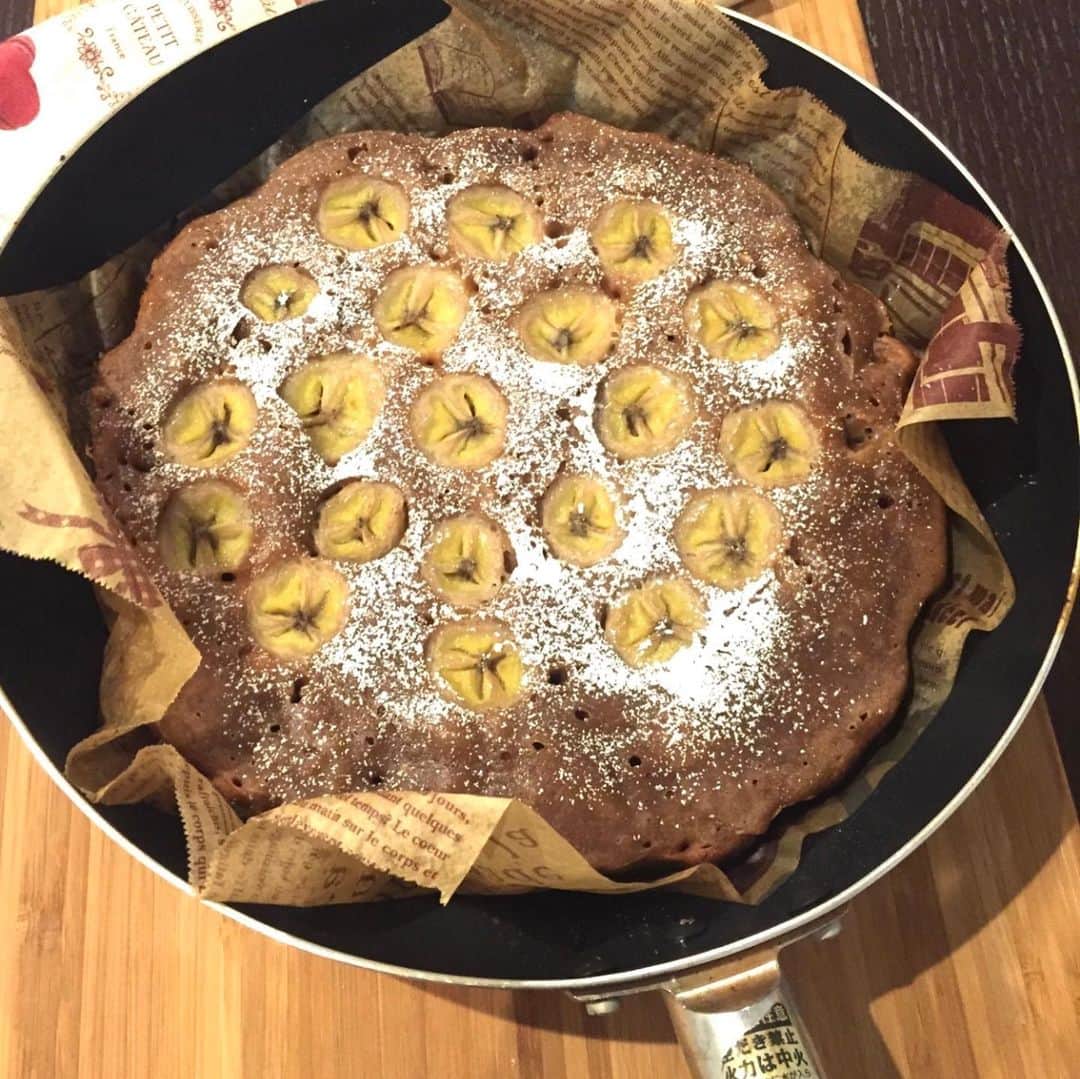 鈴木あさみのインスタグラム：「もうすぐバレンタイン❣️  オーブンを使わない！  ヘルシーなチョコバナナケーキ🍰  甘い物苦手な男性へのバレンタイン！にもオススメです^ ^  フライパンで作る！チョコバナナケーキ♡レシピ  チョコバナナドリンクレシピは🥤前の投稿で載せてます。  フライパンとミキサーで簡単！ 「チョコバナナケーキ」 ＜材料（フライパン１枚分） （直径１５センチ〜２５センチ）＞ バナナ　３本（うちトッピング用１本）　チョコシロップ　５０g　　バター　１２０g 砂糖　５０g　　卵　２個　　薄力粉　１５０g　　ペーキングパウダー　小さじ１　オリーブオイル　　粉糖 ＜作り方＞ 　１． バナナは皮をむき、チョコシロップ、卵と一緒にミキサーにかける。 ２．ボウルに①をいれ、レンジで３０秒ほどチンして溶かしたバター、砂糖、薄力粉、ペーキングパウダーを混ぜる。 ３．フライパンにオリーブオイルをひき、クッキングペーパーをしき、②の生地を注ぎ、カットしたバナナをトッピングする。ごく弱火で２５分蓋をして焼く。焼き上がったケーキが冷めたら、粉糖をふりかけて出来上がり。  #asamirecipe」