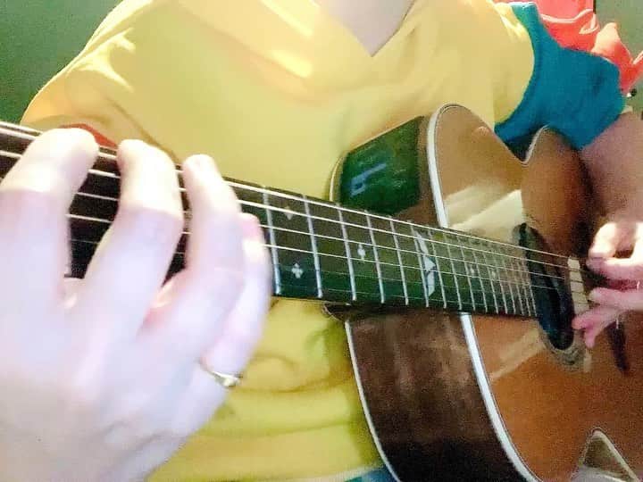 越野翔子のインスタグラム：「いつの間にか… あんまりしなくなった アコギの練習。  友達がめっちゃしてるのを見て、 反省。  そうだ、始めよう！ 『アコギ始めました』 (*ﾉ∀`*) てへっ♡  #アコギ始めました #練習 #アコースティックギター #ギター女子 #トレーニング」