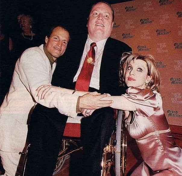 コートニー・ラブのインスタグラム：「Rip. My favorite smut peddler .  Social justice warrior , secret husband .  Light in the dark cave. Legend .  You’ll be missed .  Rip Larry Flynt  @woodyharrelson  @edwardnortonofficial   #larryflynt  #milosforman #1stamendment   #weknoweverysocietybyitspornography  💋🧧」