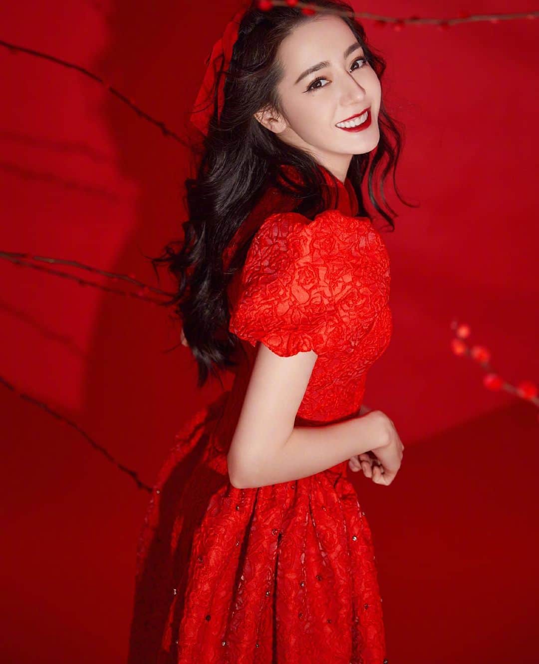 ディルラバ・ディルムットのインスタグラム：「#春晚#牛年如意祝你们万事顺意，身体健康，平安幸福～☺️」