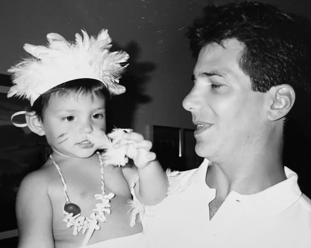 カロリーネ・セリコさんのインスタグラム写真 - (カロリーネ・セリコInstagram)「#CaCelicoFamily • Um mês sem você, ontem. #tbt com meu papi amado, modo carnavalesca... Acho que todos os meus tbt's serão com ele ❤️」2月12日 7時43分 - cacelico