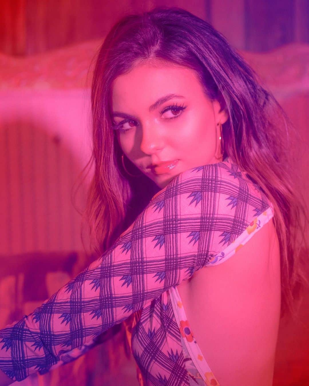ヴィクトリア・ジャスティスのインスタグラム：「I swear I never do this but... 😏 #STAY will be on all streaming platforms tonight at midnight EST. Check the link in bio! I’m so excited for you guys to hear it! Ahhh 💘」