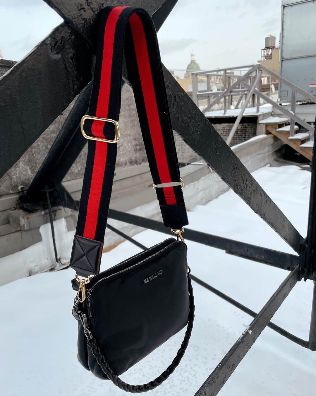 MZウォレスのインスタグラム：「Add a dash of sporty-chic style — and customize your favorite crossbody — in a snap with the new Striped Strap. Tap to shop.」