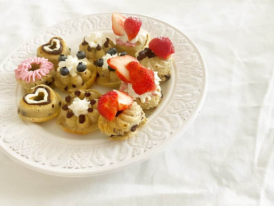 河島未怜のインスタグラム：「朝から 焼きドーナツ作り。  息子への#バレンタイン  🍓🍫🍓🍫🍓🍫  焼いただけのほうが 母的に好みだし 見た目はちょっとあれだけれど。w  まだまだ息子の目は 優しいので 「ハート型のドーナツ食べる〜」 と喜んでくれました。 身体にいいものが良いけれど 喜んでくれるもののほうがもっと嬉しい。  ドーナツ型があれば 生地を流し込んで 簡単に出来ちゃうレシピです。  いつかインスタライブしてみたいです₍₍(∩´ ᵕ `∩)⁾⁾  #米粉のドーナツ #チョコチップ入り #ヘルシーおやつ #子どものおやつ #アルミフリーベーキングパウダー使用 #油不使用スイーツ #砂糖不使用スイーツ」