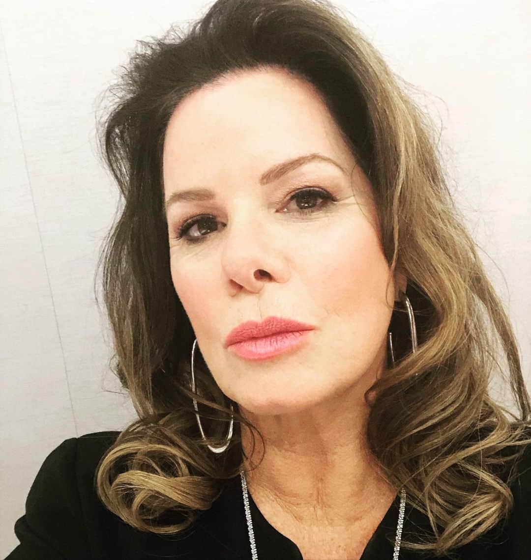 マーシャ・ゲイ・ハーデンのインスタグラム：「Maggie Brenner is back on @themorningshow snooping for a story!  So much fun to To actually be working again, bumping 6 feet apart elbows with the wonderful crew, enjoying the grace and company of beautiful @jenniferaniston and @reesewitherspoon.  But will I spill the beans about the dirt Maggie digs up? Hell no! You Gotta stay tuned for that discovery!  I will divulge however that I loved getting my hair and make up done so much, that I’ve slept in my false eyelashes for three days now! @cindy_j_williams」