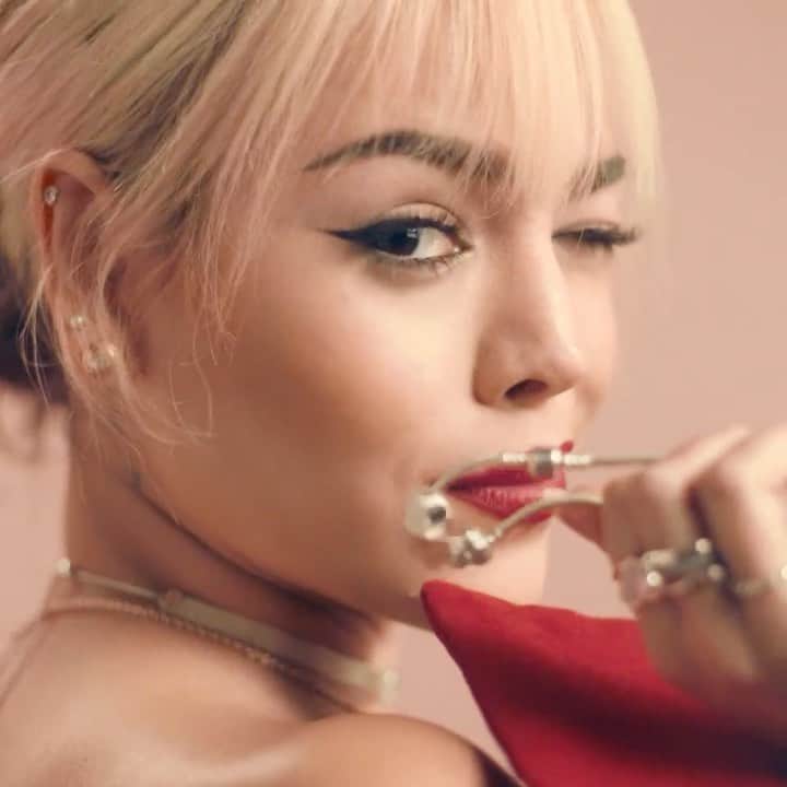 Danna Paolaのインスタグラム：「Tomarte una copa de vino, hacerte un spa en casa o escuchar tu playlist favorita ¿y por qué no? Be your own Valentines! 💖💝💘#PandoraSanValentin2021 @theofficialpandora #PandoraValentines #BeatsOfPandora」