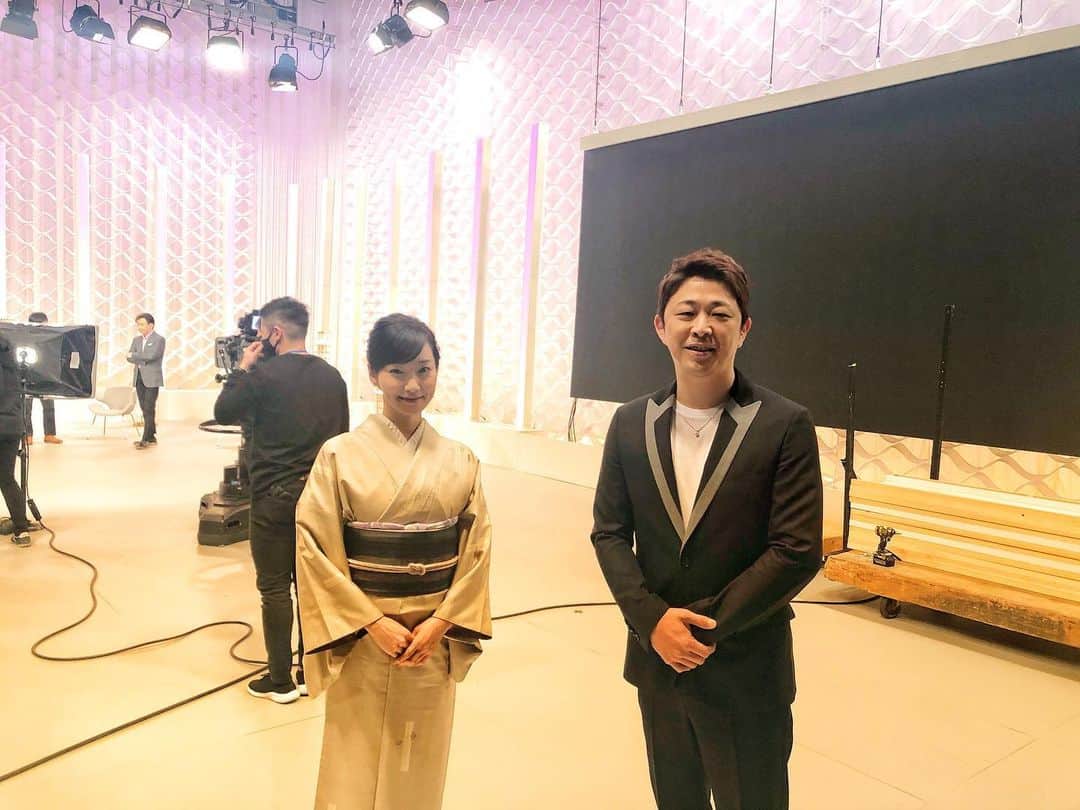 上妻宏光のインスタグラム：「NHK総合「民謡魂」収録で久々にお会いした #里アンナ さん。  奄美民謡良いよなぁ〜また奄美の綺麗な夜空を見に行きたいです。  放送は2021年2月28日（日）午後1時50分～2時34分（総合）  #nhk #民謡魂 #城島茂 #ゆよゆっぺ #edm」
