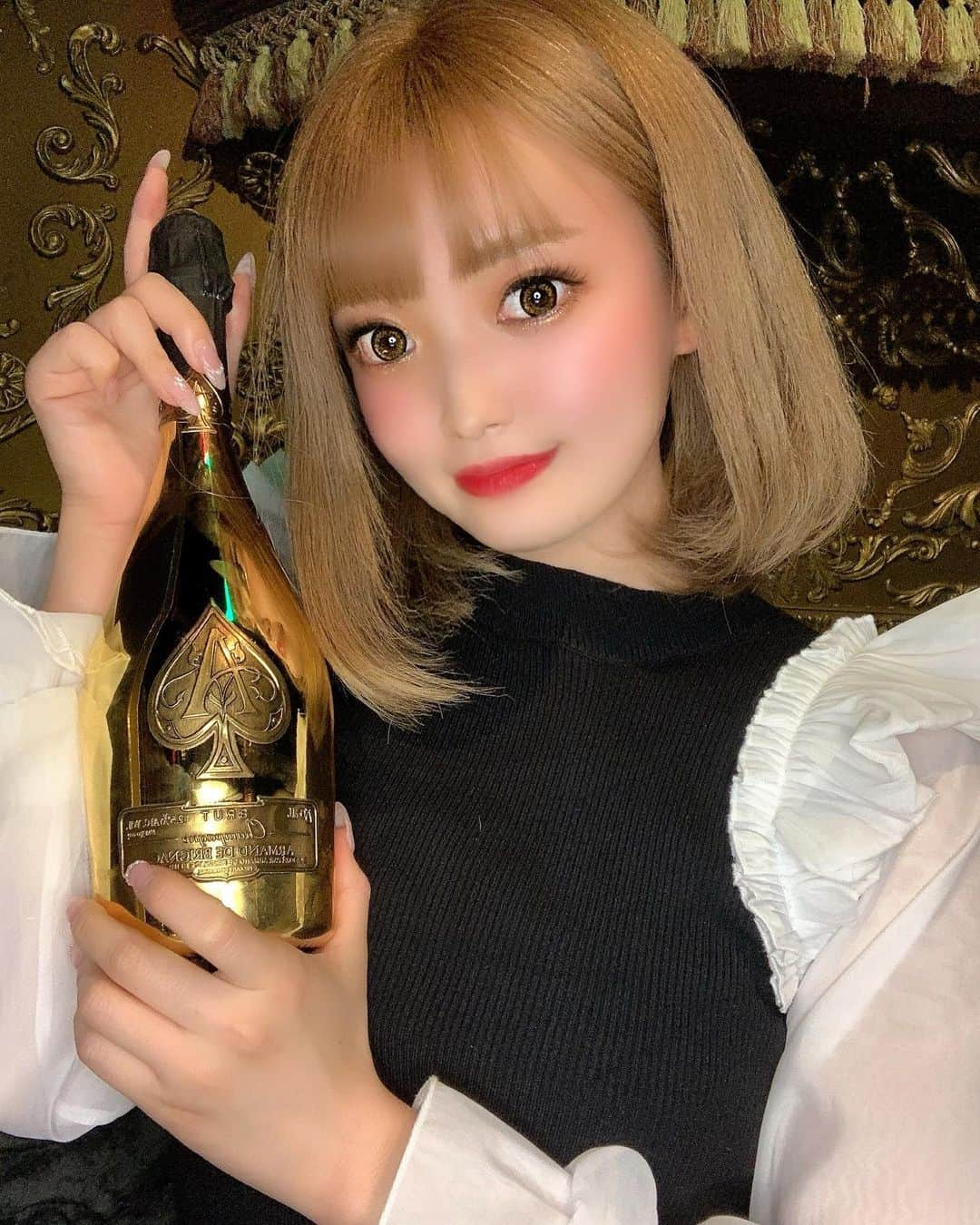 Ribonさんのインスタグラム写真 - (RibonInstagram)「この間の配信はシャンパン祭りでしあわせでした🥰❤️ 遠隔シャンパンなんて冷静にいたたけるのすごい😢😢💓 . . . . . .  #burlesque #burlesquetokyo #バーレスク東京 #撮影 #バーレスク #スーパーバーレスク #インスタ映え #エロカワ #sexy #セクシー #六本木 #歌舞伎町 #gogodancer#酔っ払い  #ダンサー #かわいい #大人可愛い #キャバ嬢  #インスタ女子 #前髪ぱっつん #selfie #アイドル #ダンサー #遠隔シャンパン #アルマンド #シャンパン  #金髪ボブ #ボブ #ボブヘアー #笑顔 #smile」2月12日 7時52分 - ribon_burlesque