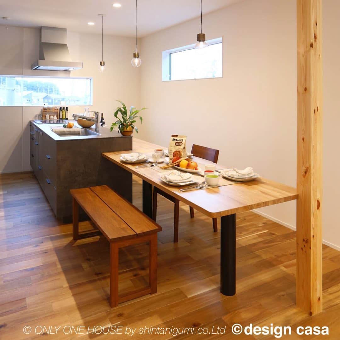 ONLY ONE HOUSE 株式会社 新谷組のインスタグラム：「* #グラフテクト のキッチンに 修正材の一枚板で作った ダイニングテーブルを取り付けました🔧 完全#オンリーワン です💫  無機質なキッチンに 木製のダイニングテーブルが映えます🌳  more phots▶︎ @shintanigumi.co.ltd   インスタ毎日更新中🌐 いいね！&フォローよろしくお願いします🌿  --------------------------------------  新谷組は土地探しから 設計施工管理の全てを 弊社で担う事ができます！  大工工務店だからこそ出来る 枠にとらわれない自由な発想で お客様のお家づくりを 全力でサポートいたします💪🏻  お気軽にご相談ください☻  #ONLY_ONE_HOUSE by shintanigumi.co.Ltd  ✭ 本社𝕋𝔼𝕃  0770-78-1255 ✭ 事務所𝕋𝔼𝕃  0770-59-2552 ✭  𝔼 𝕞𝕒𝕚𝕝  shintanigumi@outlook.jp ✭ 新谷組𝙷𝙿 http://www.shintanigumi.jp  --------------------------------------  #新谷組 #オンリーワンハウス #おおい町 #舞鶴市 #高浜町 #小浜市 #敦賀市 #若狭町 #美浜町 #新築 #一戸建て #外構工事 #改修工事 #シンプルライフ #マイホーム #注文住宅 #デザイン住宅 #自由設計 #工務店 #家づくり #モデルハウス #新生活 #新婚生活準備」