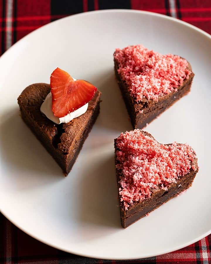 MUJI USAさんのインスタグラム写真 - (MUJI USAInstagram)「A sweet dessert that's fun to make and enjoy.   Here's a quick MUJI recipe tip on how to add a little more to your baked treats just in time for Valentine's Day.   Strawberry Gateau Chocolate   1 box of brownie or chocolate cake mix  100mL whipped cream 1 bag of MUJI White Chocolate or Chocolate Strawberries  Strawberries   Grater Heart shaped cookie cutter  1. Bake the brownies or chocolate cake mix according to instructions in a sheet pan.  2. Once baked and cooled, use a cookie cutter to cut out heart shapes.  3. Top your heart shaped chocolate brownies or cake with whipped cream or strawberries. To add a fun twist, grate the MUJI chocolate strawberries over each piece or as preferred.  #muji #mujiusa #valentinesday #mujirecipe」2月12日 8時02分 - mujiusa