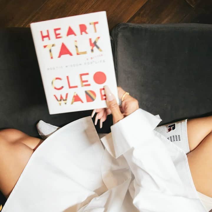 カルーシェ・トランのインスタグラム：「A couple of my all time fav books 🤎」