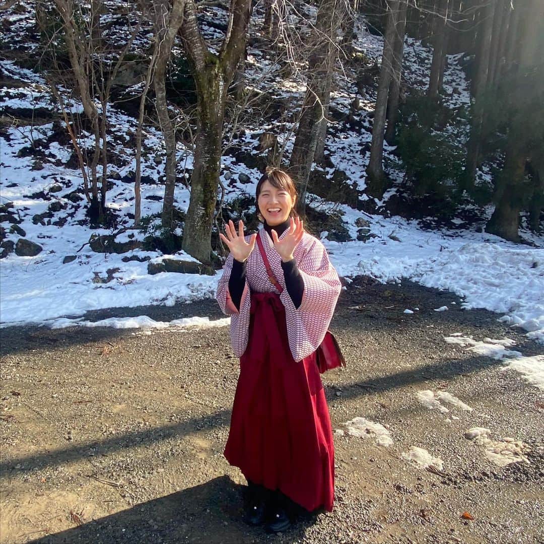 あいみさんのインスタグラム写真 - (あいみInstagram)「残雪ではしゃいできました⛄️  手がめっちゃ冷たかった❄️  衣装のテーマは『コムスメ』  #はいからさんが通る  #大正ロマン   #袴 #着付け 楽しいです♪  #残雪  #雪だるま」2月12日 7時56分 - aimi_feti