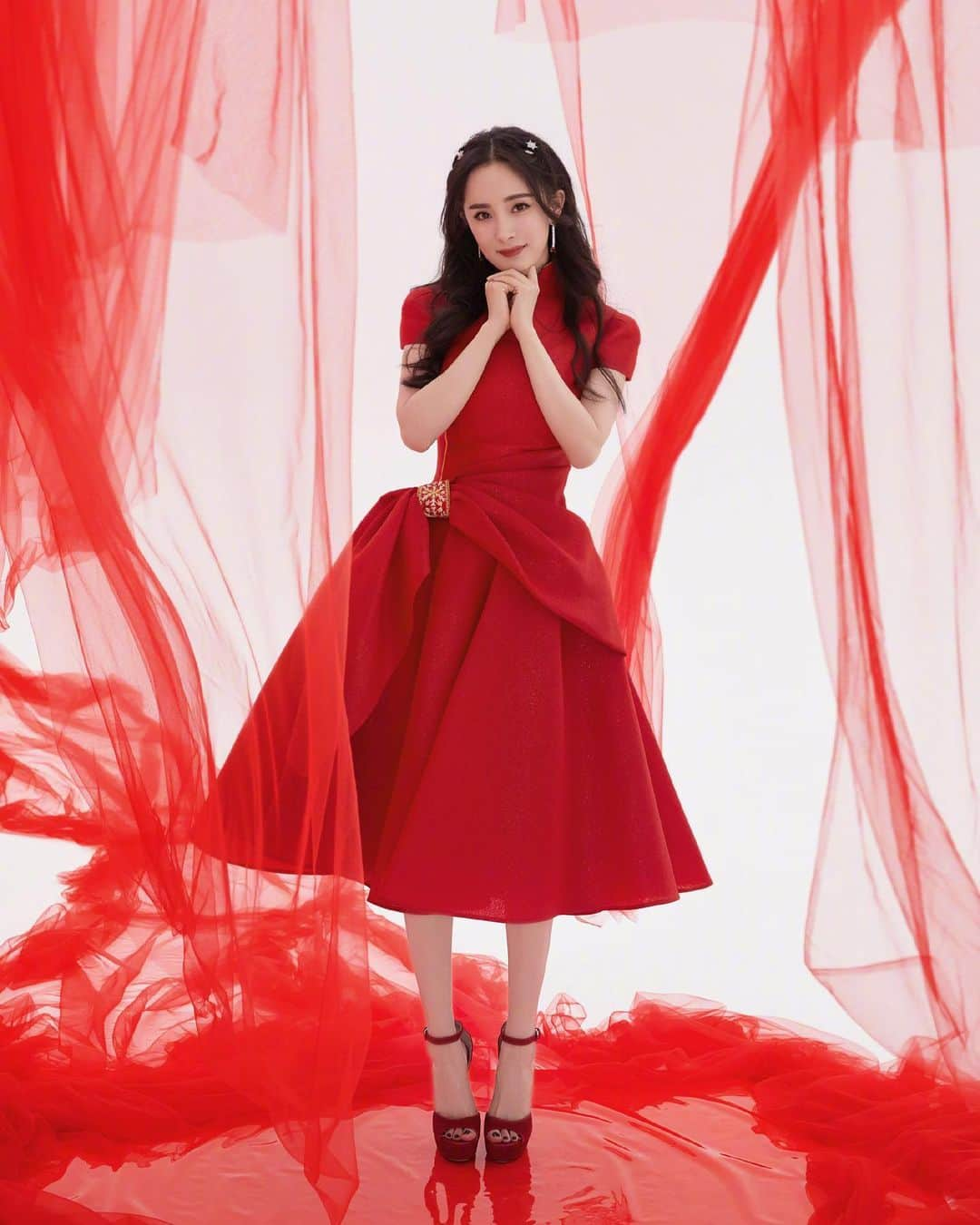 ヤン・ミー（Yang Mi）さんのインスタグラム写真 - (ヤン・ミー（Yang Mi）Instagram)「祝大家新年快乐 牛年大吉 都看春晚了吗😊Happy Chinese New Year/Happy Lunar New Year 🐂🧧// #yangmi #lunarnewyear #chinesenewyear #mimi」2月12日 7時58分 - yangmi_