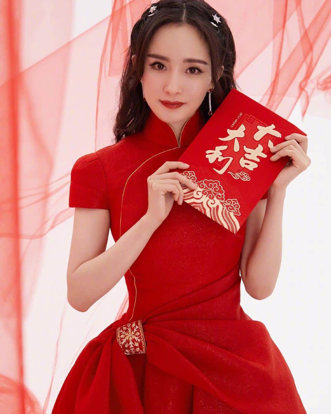 ヤン・ミー（Yang Mi）のインスタグラム：「祝大家新年快乐 牛年大吉 都看春晚了吗😊Happy Chinese New Year/Happy Lunar New Year 🐂🧧// #yangmi #lunarnewyear #chinesenewyear #mimi」