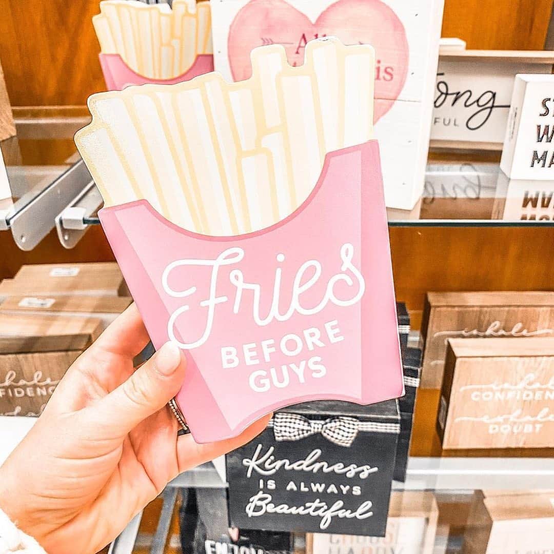 T.J.マックスのインスタグラム：「Show your girls some love this #GalentinesDay💖  (📷: @tay.in.Tennessee, @tjmaxxdout, @wainsworldlicensing, @tjmaxx.guru)」