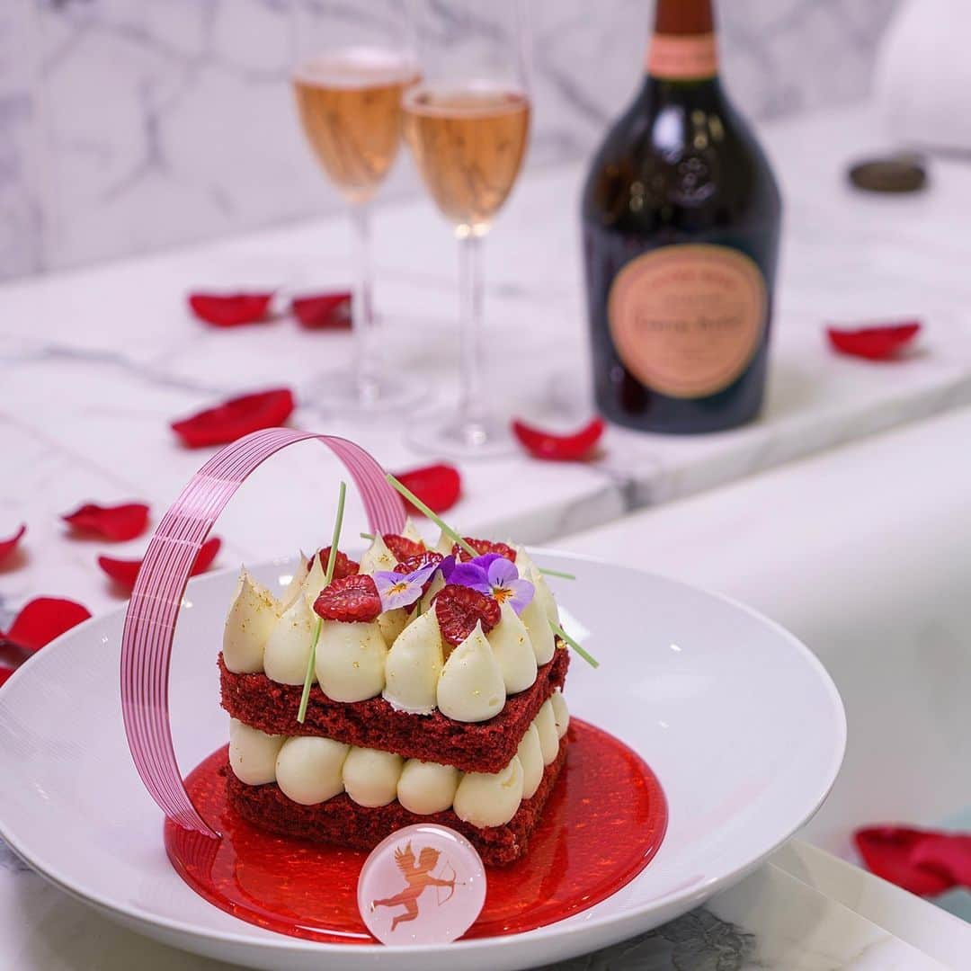 The Venetian Las Vegasさんのインスタグラム写真 - (The Venetian Las VegasInstagram)「Nothing says love quite like red velvet and rosé! Make this Valentine's Day the most romantic one ever with our Cupid Package. Indulge in red velvet cake with rich cream cheese frosting (plus edible gold!) paired with Laurent-Perrier Rosé. Order it in-suite  through February 15. #valentinesday #dessert #rose #redvelvet」2月12日 8時00分 - venetianvegas