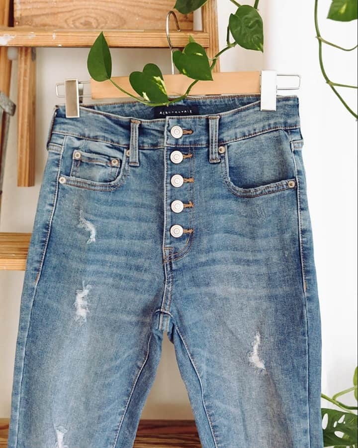 エアロポステールのインスタグラム：「It’s the super high rise and exposed button front for us 👖#AeroWorld」