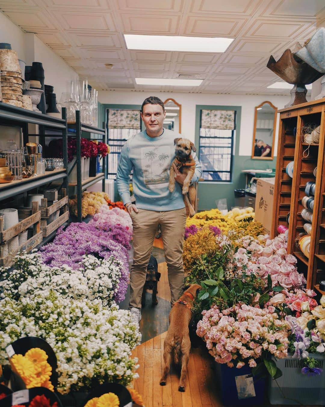 トッドスナイダーのインスタグラム：「Not all last-minute Valentine’s Day gifts were created equal. Case in point: the V-Day bouquets created exclusively for us by #FlowerFlash master @LewisMillerDesign, available at The Liquor Store. If you’re in NYC, stop by and pick one up Friday through Sunday from 12-5pm 💐Supplies are limited. And pick up a piece from TS x John Derian while you’re at it. (Self gifting is also very acceptable) ♥️  #FlowerFlash #ToddSnyder  #flowersfornewyork #lmdxnyc  #valentines #IloveNY @flowerflashnyc 📷@therealgemmanoakes」