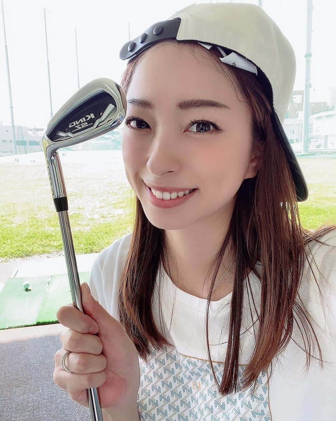 RIKAのインスタグラム：「. 苦手なアイアンの練習⛳️ 少しティーアップして連続で振っていくとリズムが取れてスイングが良くなるらしい。 . これ5セットもやると結構しんどいです💦 使ってるクラブがコブラで少し重たいのでさらにきつい🥺 . みなさんも是非やってみてね💖 . . . #ゴルフ#golf#⛳️#ゴルフ女子#ゴルフ好き#ゴルフウエア#ゴルフコーデ#ゴルフスイング#골프 #골프웨어 #골프스윙 #여행 #해외여행 #골프스타그램 #골프중독 #와인 #소주 #좋은시간#practice#アイアン#きつめの練習」