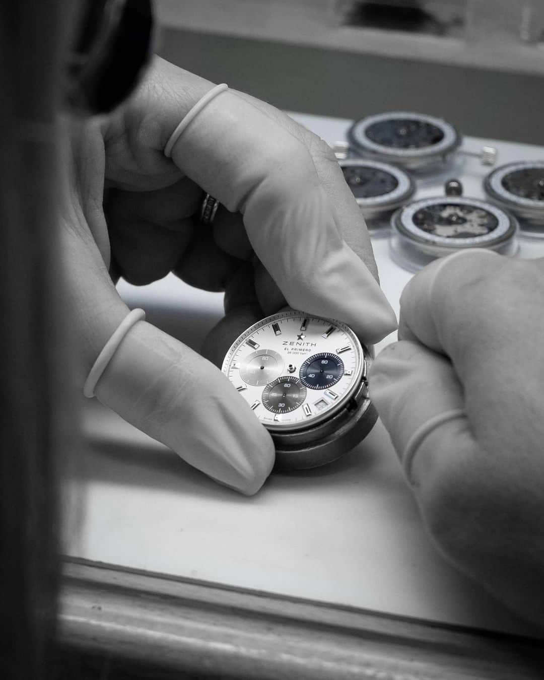 ゼニスのインスタグラム：「#Manufacture: Working on the first batches of the Chronomaster Sport, before making their way to wrists around the world.」