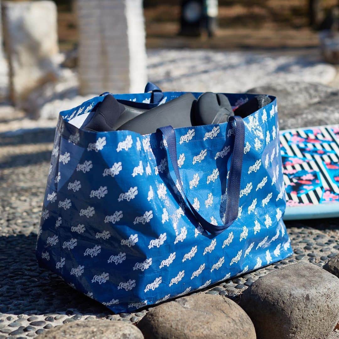 のインスタグラム：「◆GOOD MORNING COFFEE‼︎◆  【NEW RELEASE】  TRSC ORIGINAL WARIF BAG (TRSCオリジナルワリフバッグ)  海やレジャーで大量の荷物も簡単に運べるアイテムになります！  まずはワリフって何と思う方もおられると思いますが、IKEAさんの買い物袋をイメージしてもらえるとわかりやすいと思います。  ワリフとは生地の名称でレジャーシートやブルーシートに使われている素材になります。特徴としては、軽くて丈夫、水や汚れに強く、多少雑に使っても破れる事はありません。  今回はブルーベースにTRSCスクリプトロゴを散りばめてみました。詳しいサイズ等は商品ページを参考にして下さい。販売は明日8時より、オンラインストアにてお待ちしてます！  therisingsuncoffee.com  #coffee #coffeebeans  #coffeeroaster  #coffeelab  #coffeeandsurfing  #coffeetime  #coffeelover  #coffeebreak  #coffeeshop  #coffeestand  #coffeeholic  #coffeehouse  #coffee_inst  #coffeemaker  #coffeeshops  #coffeecoffeecoffee  #coffeenclothes  #coffeeaddict  #coffeeculture  #coffeemorning  #coffeemag #specialitycoffee  #warifbag #TRSC」