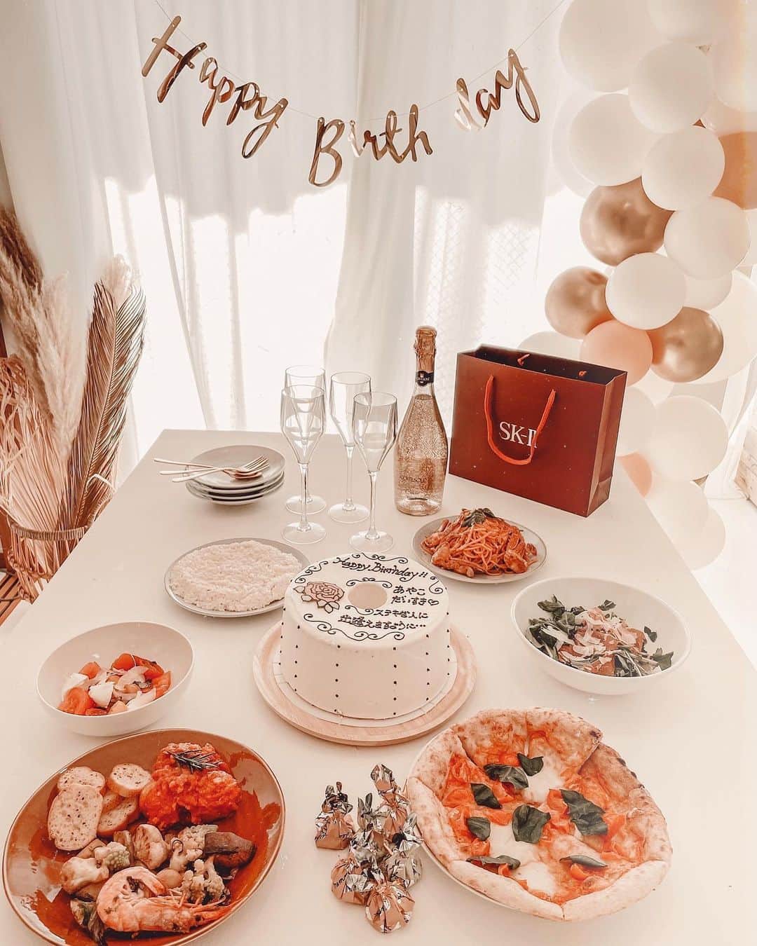 ✷kana✷のインスタグラム：「🎈🍾🥂🎂 . . Happy Birthday @_ayaaa.ko_ ♡♡♡ . . . #birthdayparty#surprise #birthdaycake#homeparty」