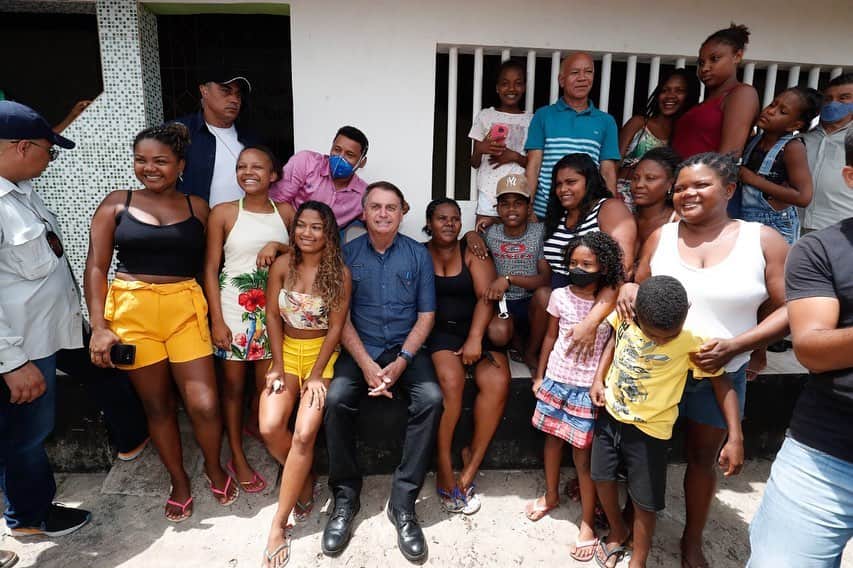 ジルマ・ルセフのインスタグラム：「🇧🇷 Durante viagem ao Maranhão nesta quinta-feira (11), o Presidente Jair Bolsonaro e ministros fizeram parada na Agrovila próxima ao Centro de Lançamento de Alcântara (CLA), onde moradores receberam títulos de suas propriedades. Confira nas imagens como foi o encontro. #PresidentedaRepública #ViagemOficial   📷: Alan Santos/PR」