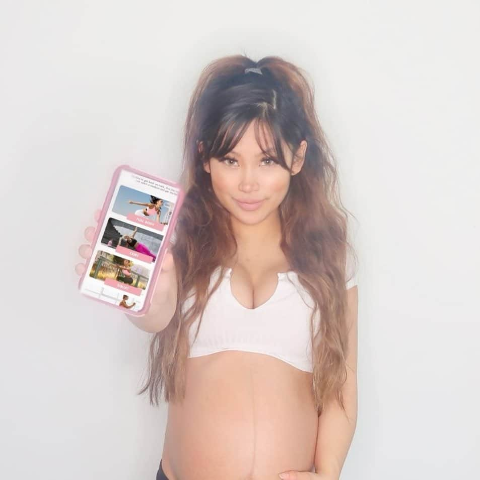 エリーゼ・エストラーダのインスタグラム：「#AD @flattummyapp just has what I need! Tons of meal plans to check out so I can eat right for baby and me!!! 🤰🏻 Right now it’s 50% off their 12 month plan.  Happy Thursday loves!  - get.flattummyapp.com/download」