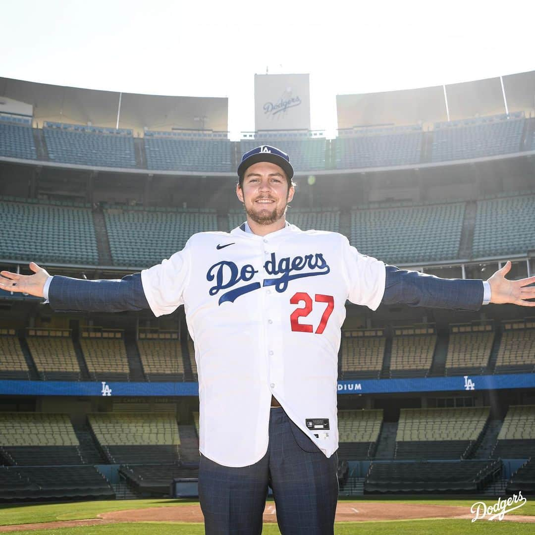 Los Angeles Dodgersさんのインスタグラム写真 - (Los Angeles DodgersInstagram)「Blue looks good on you, @baueroutage.」2月12日 8時37分 - dodgers