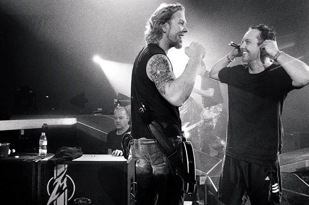 のインスタグラム：「All smiles preparing to kick off the U.S. leg of the Madly in Anger with the World tour in March 2004... #tbt  📸 James Minchin III」