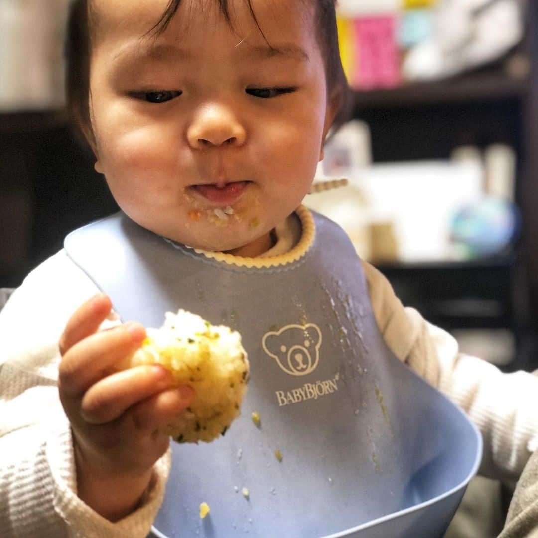 関口未来のインスタグラム：「初おにぎり記念日🍙 モニターの依頼をうけて、お米について投稿させていただきます🍙  おにぎりが似合う息子🤣 ちょこちょことストーリーではあげていますが、実は我が家は別宅にてお米や野菜を作っています🥕 田植えの季節、田んぼが緑色になって、まるでトトロが飛んでいそうな景色、稲穂の季節🌾、新米の季節… 私にとっては物心ついた頃から、お米は日本の四季と結びついていています なのでお米が大好き❣️ 三食お米派です❤︎  息子も洋食が好きなのですが、お米が大好き❣️  離乳食にも国産米(我が家で作ったお米)を使っています。 息子にも日本のお米のおいしさ伝わってるかな🥰  我が家もそうですが、生産者が育てたお米はJAを通じて、お客様のもとへ、全農さんが届けてくださっています。  お米の消費量は人口減、高齢化、食生活の変化などによって、悲しいことに減少傾向にあります…😭 ぜひおうち時間が増えた今、食の見直しのタイミングで、国産米を食べる楽しさや食育なども見直してみてください…🙋‍♀️ やっぱり新米はおいしぃー！！  #全農 #米好き赤ちゃん #お米ですくすく #おかゆパーティー #ごはん記念日 #pr @tamahiyoinsta  #ママライフ #自然派ママ #赤ちゃんのいる生活  #親バカ部 #ベビスタグラム #フォロワー募集中 #新米ママと繋がりたい  #新米ママ #男の子ママと繋がりたい  #男の子ママ #赤ちゃんのいる生活  #赤ちゃんのいる暮らし  #1歳児  #新しい生活様式」