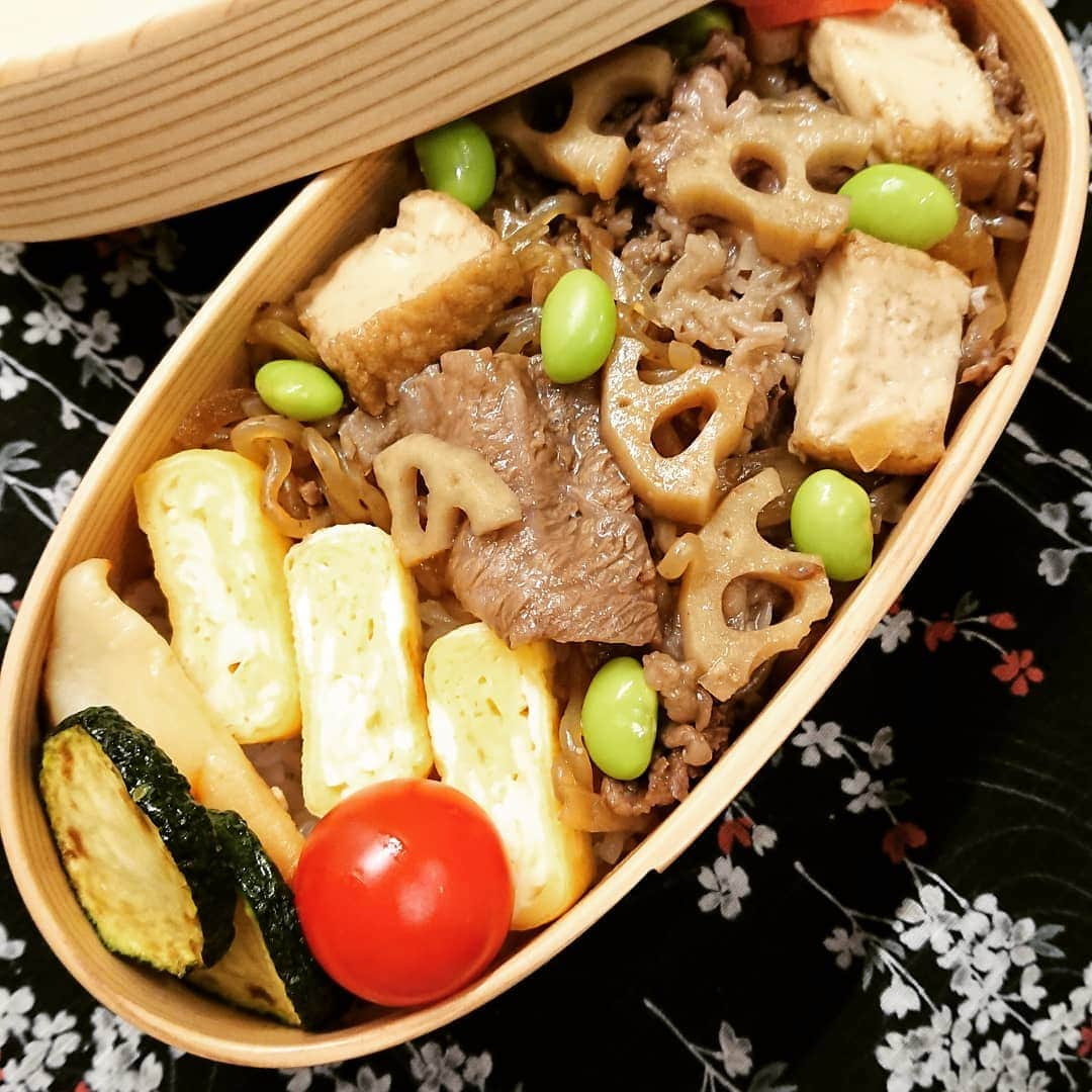 中島静佳さんのインスタグラム写真 - (中島静佳Instagram)「すき焼き弁当！曲げわっぱのおかげで見映えしますね(^_-)#曲げわっぱ#りょうび庵#すき焼き弁当#曲げわっぱ弁当」2月12日 8時33分 - shizuka617nakajima