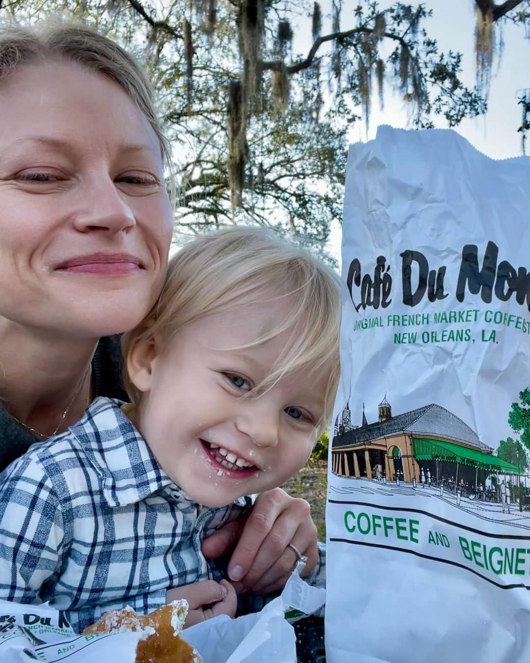 エミリー・デ・レイヴィンさんのインスタグラム写真 - (エミリー・デ・レイヴィンInstagram)「When in New Orleans one must consume many #beignets (obviously from @cafedumonde 😉)  #rvlife #lifeontheroad #mumlife #momlife #sweettooth #neworleans」2月12日 8時36分 - emiliede_ravin